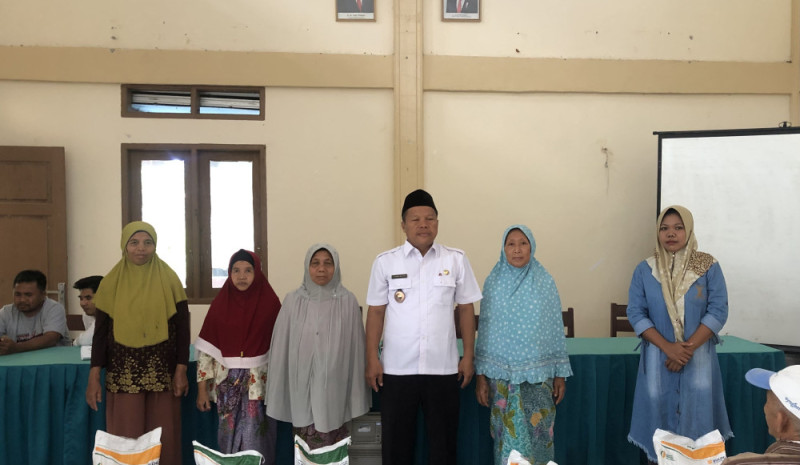 Serah Terima Bantuan Pangan (Beras Bulog) Dari Kementrian Sosial Oleh Kepala Desa Gegelang Kepada masyarakat